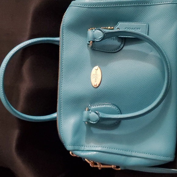 Coach bag styled with Crossbody also 2 in 1 bag lol - Picture 5 of 10